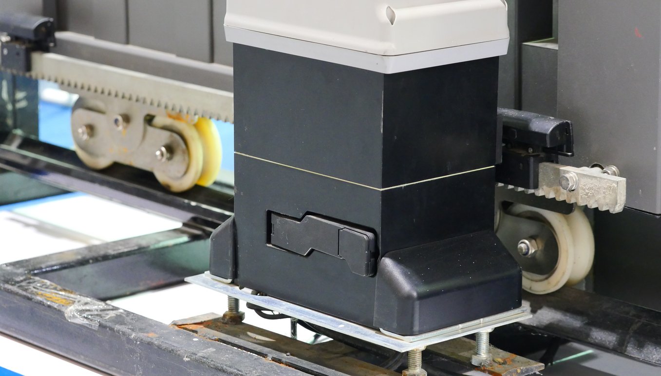 Automatic sliding gate motor and drive rack